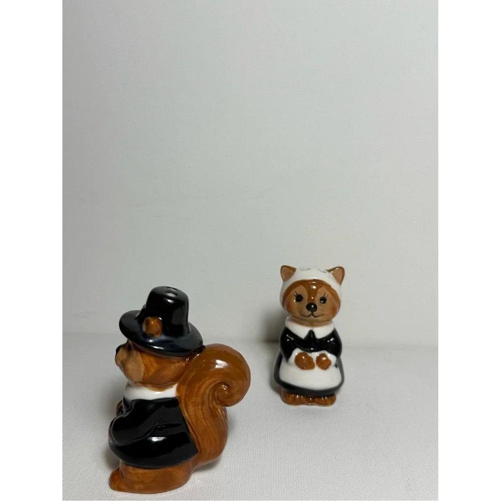 Cracker Barrel Pilgrim Squirrel Couple Mini Salt & Pepper Shakers Ceramic NWT